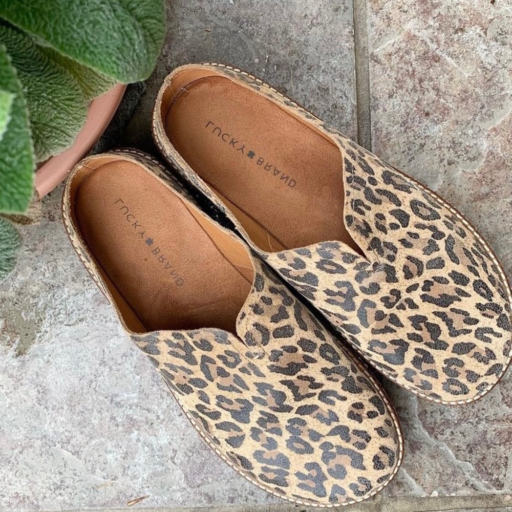 9.5 Lucky Brand Clogs
